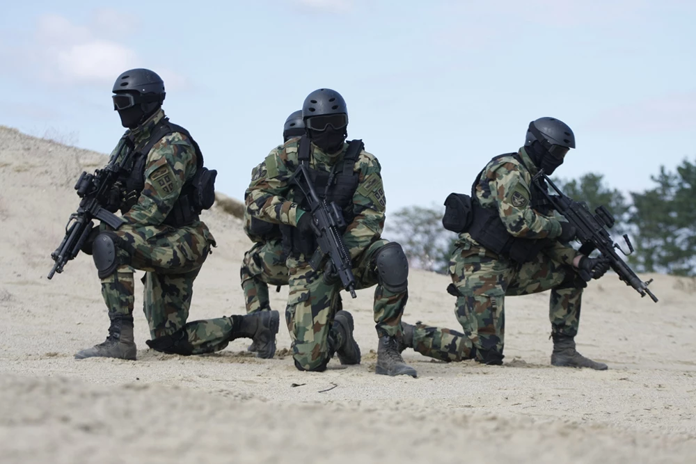 Tύμπανα πολέμου – Χ. Θάτσι σε Σερβία: «Θα απαντήσουμε με τα όπλα» – Βούτσιτς: «Αν σας παίρνει τολμήστε»